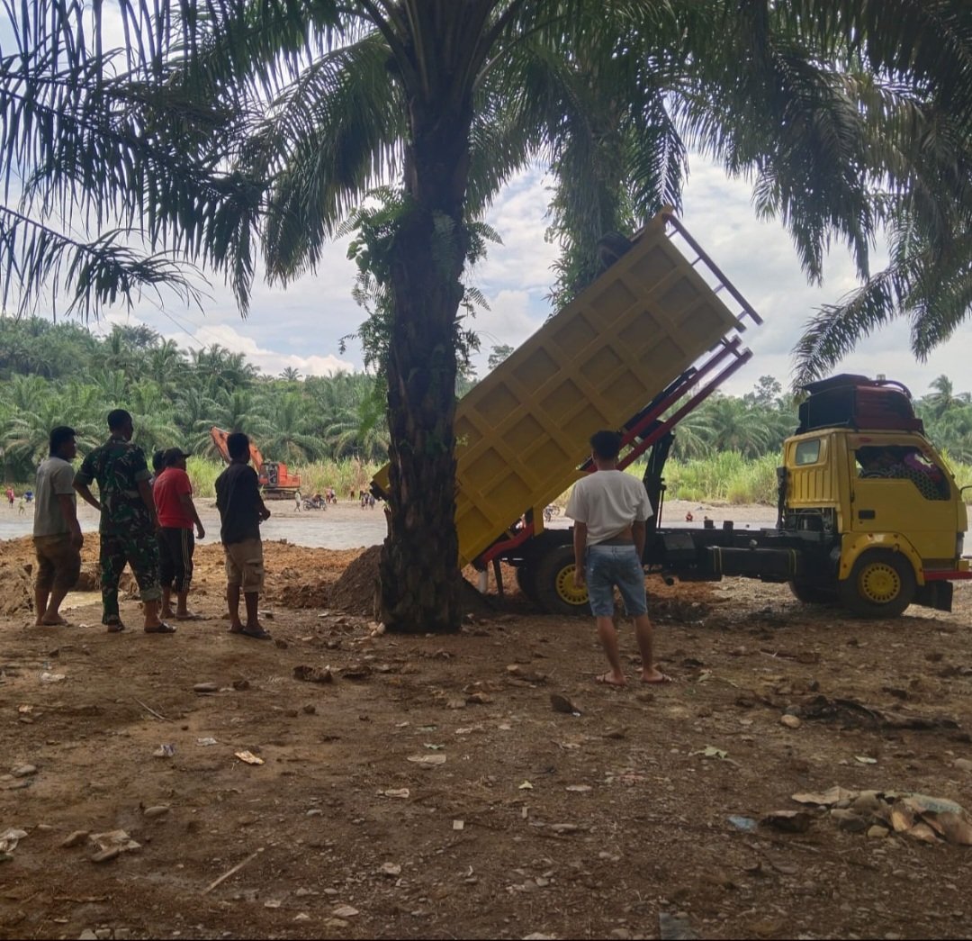 Personel Koramil 09/Sosa Kodim 0212/TS bersama warga Desa Parapat melakukan pengecoran pondasi jembatan gantung di Kecamatan Ulu Sosa. - thewasesanews.com