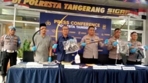 Kapolresta Tangerang Kombes Pol Andi Muhammad Indra Waspada Amirullah menunjukkan barang bukti senjata tajam dalam kasus kematian pelajar di Muara Kaliadem. - thewasesanews.com