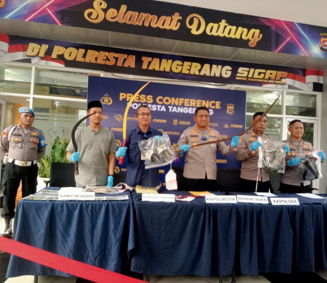 Kapolresta Tangerang Kombes Pol Andi Muhammad Indra Waspada Amirullah menunjukkan barang bukti senjata tajam dalam kasus kematian pelajar di Muara Kaliadem. - thewasesanews.com