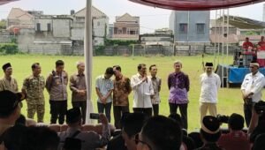Kapolsek Panongan IPTU Irruandy Aritonang memimpin pengamanan HUT ke-2 Forum Kadus Kabupaten Tangerang di Desa Ciakar bersama personel gabungan. - thewasesanews.com