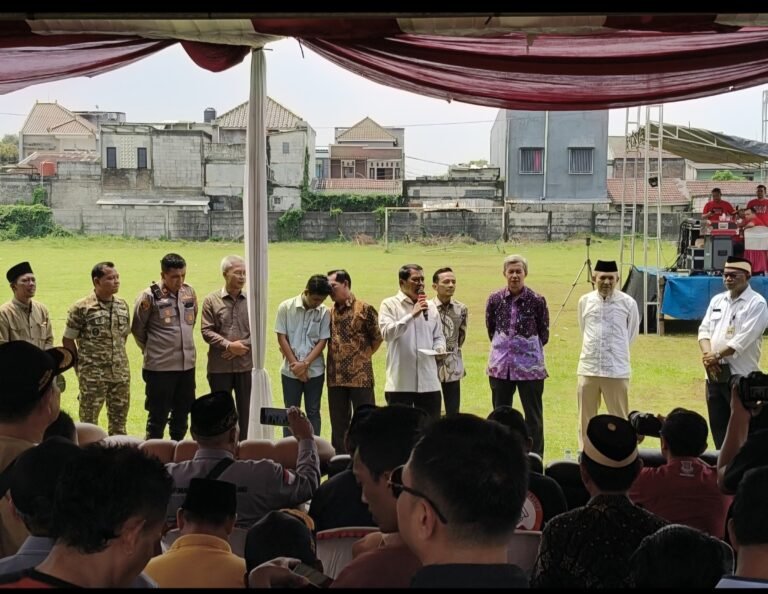 Kapolsek Panongan IPTU Irruandy Aritonang memimpin pengamanan HUT ke-2 Forum Kadus Kabupaten Tangerang di Desa Ciakar bersama personel gabungan. - thewasesanews.com