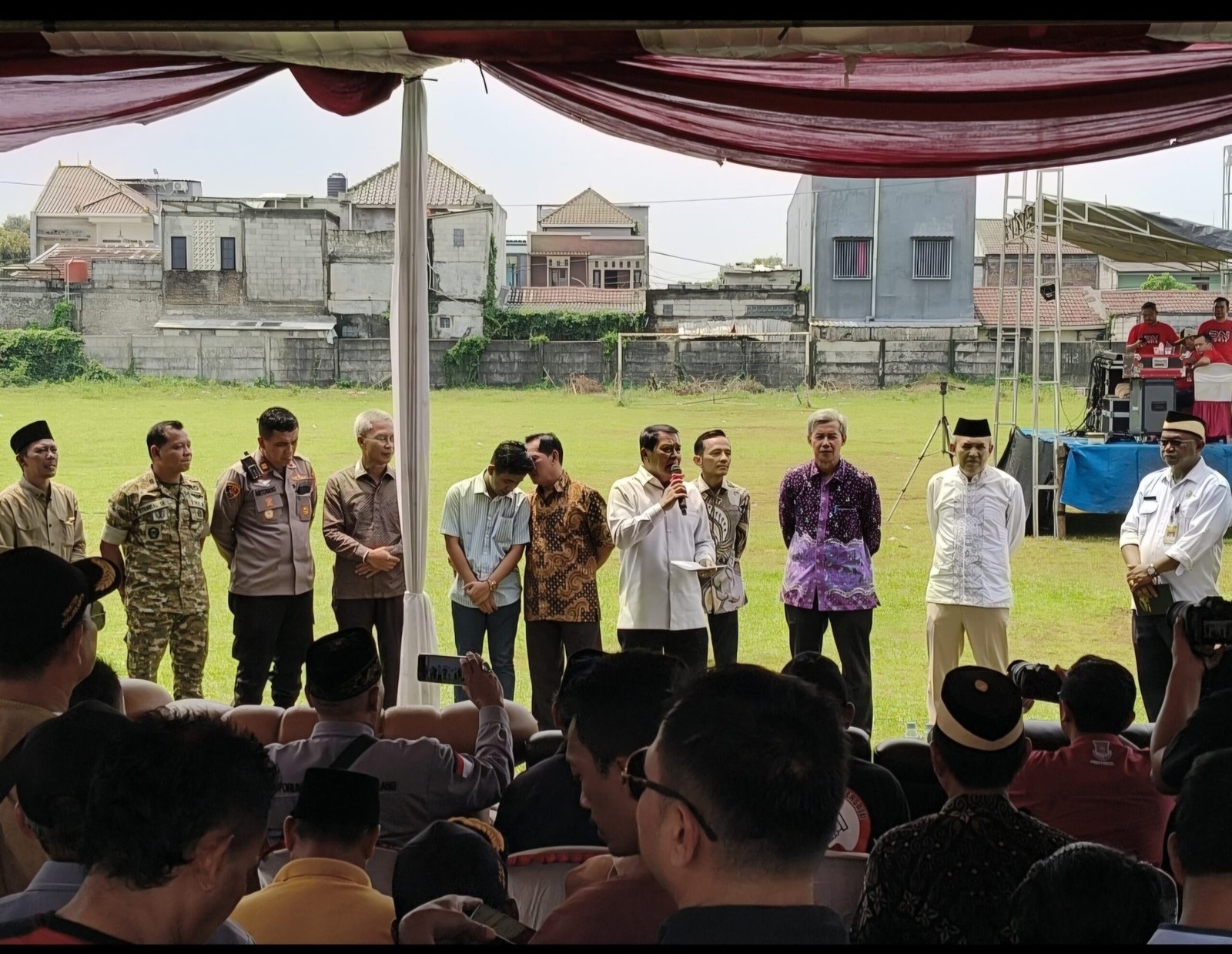 Kapolsek Panongan IPTU Irruandy Aritonang memimpin pengamanan HUT ke-2 Forum Kadus Kabupaten Tangerang di Desa Ciakar bersama personel gabungan. - thewasesanews.com