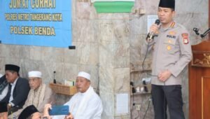 Kapolres Metro Tangerang Kota Kombes Pol. Dr. Raden Muhammad Jauhari sedang berdialog dengan jamaah Masjid Al-Kamal Benda dalam acara Jumat Curhat. - thewasesanews.com