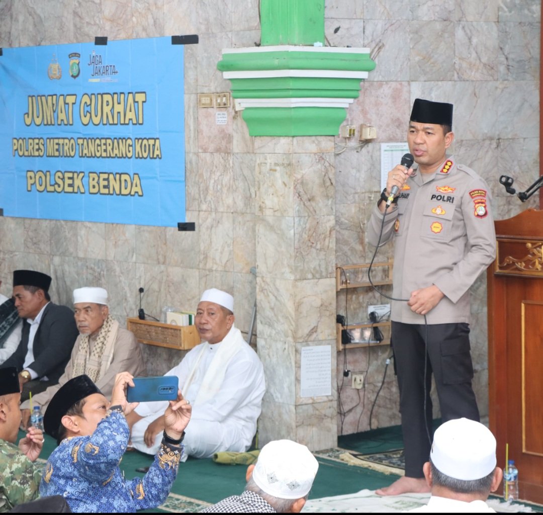 Kapolres Metro Tangerang Kota Kombes Pol. Dr. Raden Muhammad Jauhari sedang berdialog dengan jamaah Masjid Al-Kamal Benda dalam acara Jumat Curhat. - thewasesanews.com