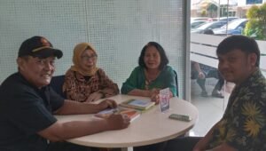 Dr. Bernard Siagian bersama warga Cirendeu Indah saat memantau progres pengurusan sertifikat tanah PTSL di Tangerang Selatan. - thewasesanews.com