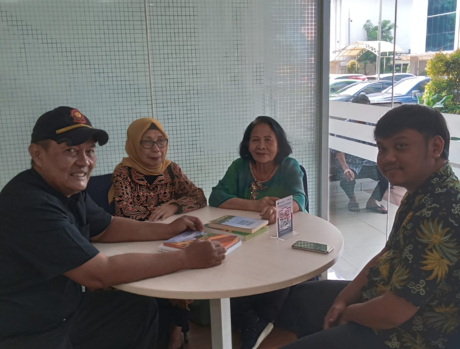 Dr. Bernard Siagian bersama warga Cirendeu Indah saat memantau progres pengurusan sertifikat tanah PTSL di Tangerang Selatan. - thewasesanews.com