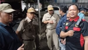 Lurah Cipinang Besar Selatan Dicky didampingi Kasipem Dody saat memberikan konfirmasi terkait administrasi Siskomas kepada The Wasesa News. - thewasesanews.com