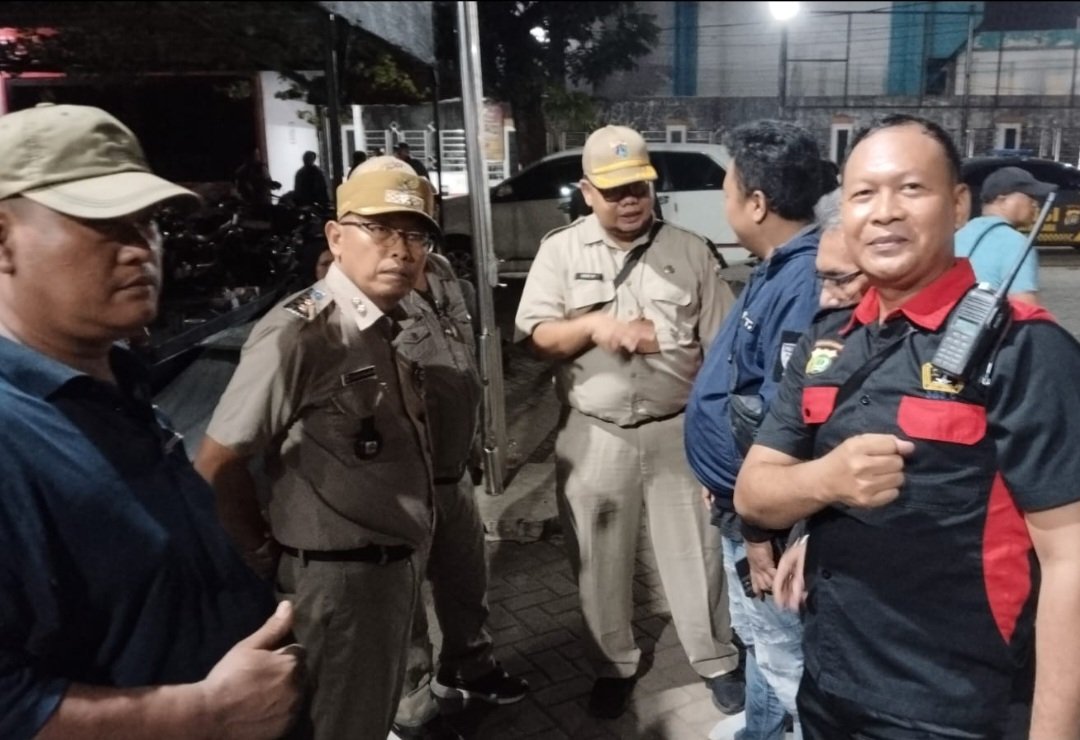 Lurah Cipinang Besar Selatan Dicky didampingi Kasipem Dody saat memberikan konfirmasi terkait administrasi Siskomas kepada The Wasesa News. - thewasesanews.com