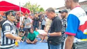 Kabag Kesra Halteng Yusuf Hasan memimpin aksi bakti sosial pembersihan rumah warga dan gereja di Desa Sibenpopo Patani Barat. - thewasesanews.com