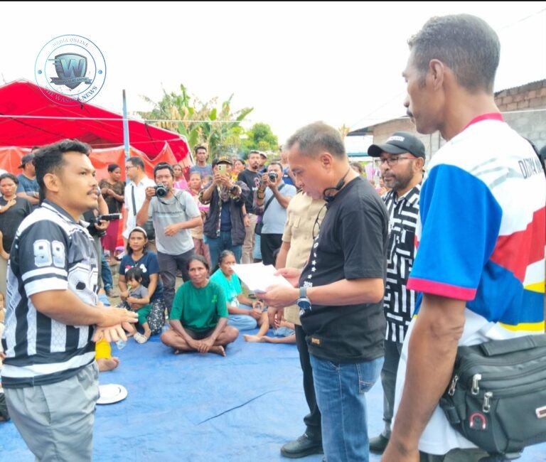Kabag Kesra Halteng Yusuf Hasan memimpin aksi bakti sosial pembersihan rumah warga dan gereja di Desa Sibenpopo Patani Barat. - thewasesanews.com
