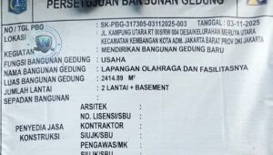 Banner PBG mencurigakan dan pengecoran lapangan padel ilegal di atas lahan fasum Meruya Utara Jakarta Barat. - thewasesanews.com