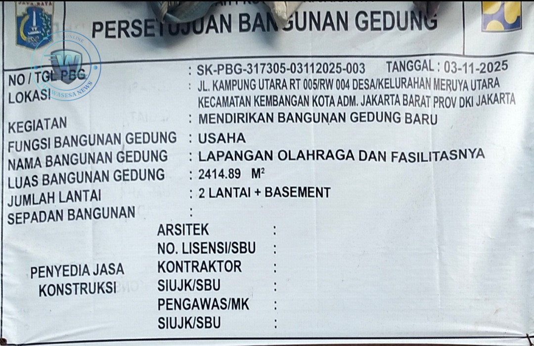 Banner PBG mencurigakan dan pengecoran lapangan padel ilegal di atas lahan fasum Meruya Utara Jakarta Barat. - thewasesanews.com