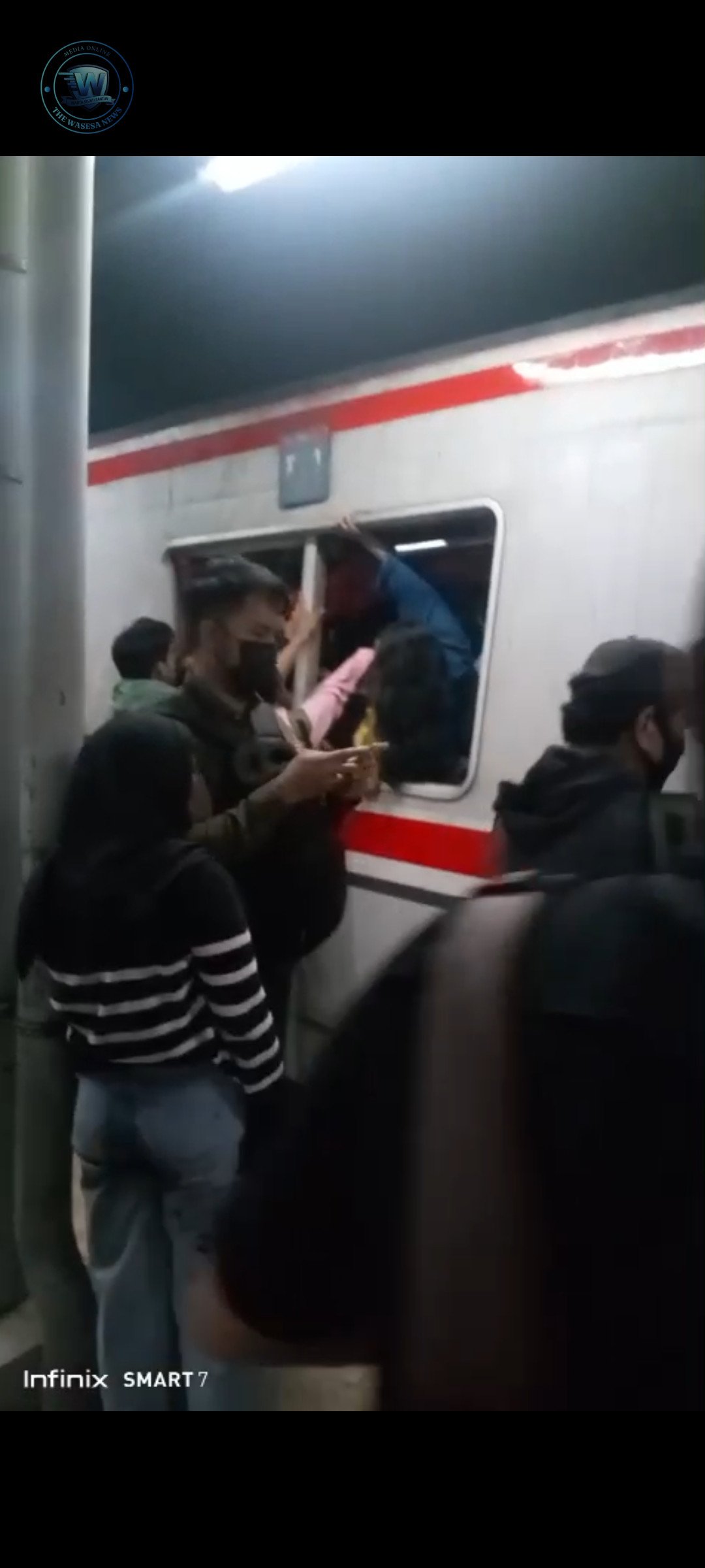 Petugas KAI dan Kepolisian melakukan evakuasi di Stasiun Bekasi Timur pasca insiden kereta api pada Senin malam. - thewasesanews.com