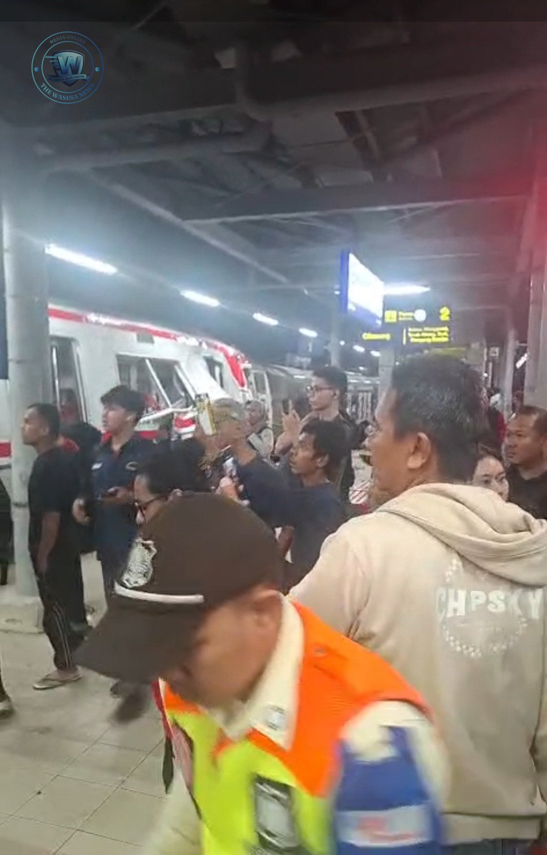Insiden KA Argo Bromo Anggrek Temper Commuter Line di Bekasi Timur KAI Daop 1 Jakarta Lakukan Evakuasi Darurat. - thewasesanews.com