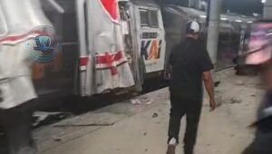 Petugas KAI dan Kepolisian melakukan evakuasi di Stasiun Bekasi Timur pasca insiden kereta api pada Senin malam. - thewasesanews.com