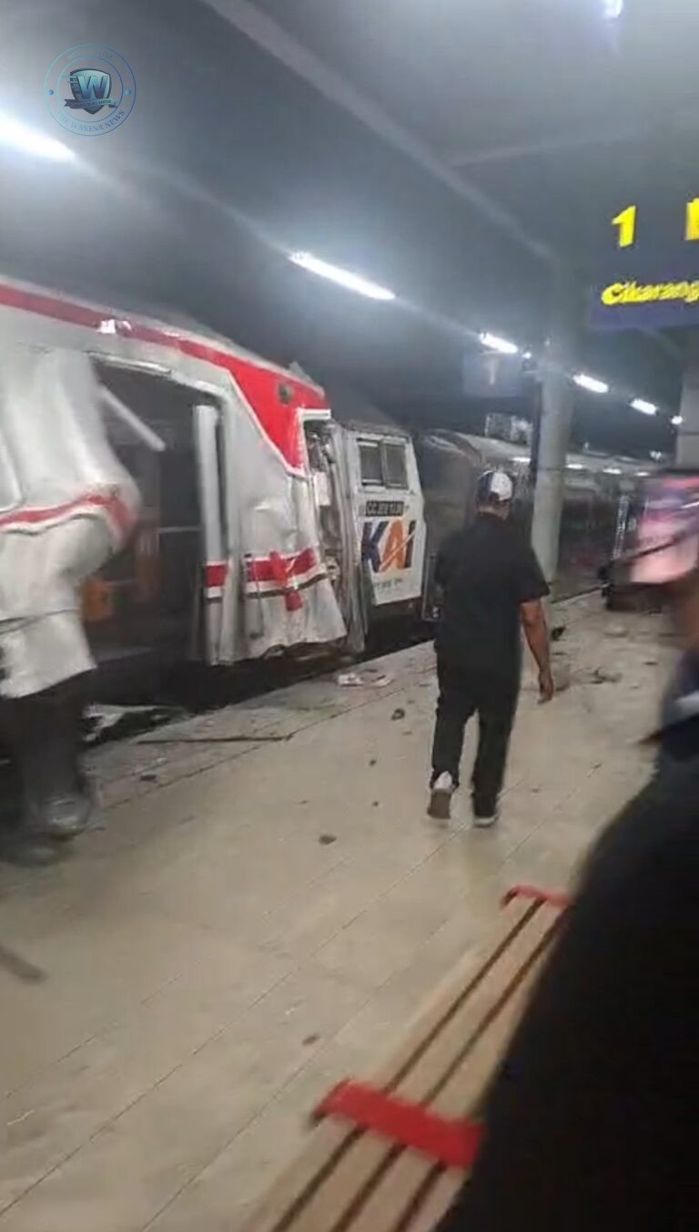 Petugas KAI dan Kepolisian melakukan evakuasi di Stasiun Bekasi Timur pasca insiden kereta api pada Senin malam. - thewasesanews.com