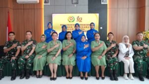 Ketua Dharma Pertiwi Daerah P, Ny. Mevi Christian Tehuteru, saat meninjau kegiatan Kesadaran Kanker Payudara Dharma Pertiwi di RS TK.III J.A. Dimara pada 9 April 2026. - thewasesanews.com