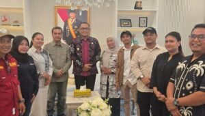 Momen Wakil Gubernur Kaltim Seno Aji saat menerima kunjungan pengurus PJI Kaltim di Kantor Gubernur guna membahas peningkatan kualitas jurnalisme melalui sertifikasi kompetensi pada 9 April 2026. - thewasesanews.com
