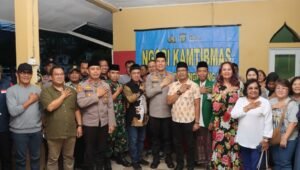 Wakapolres Metro Tangerang Kota AKBP Eko Bagus Riyadi saat memberikan kentongan kepada warga perumahan Simprug Poris Jaya dalam kegiatan Ngopi Kamtibmas Polres Tangerang untuk bahas keamanan. - thewasesanews.com