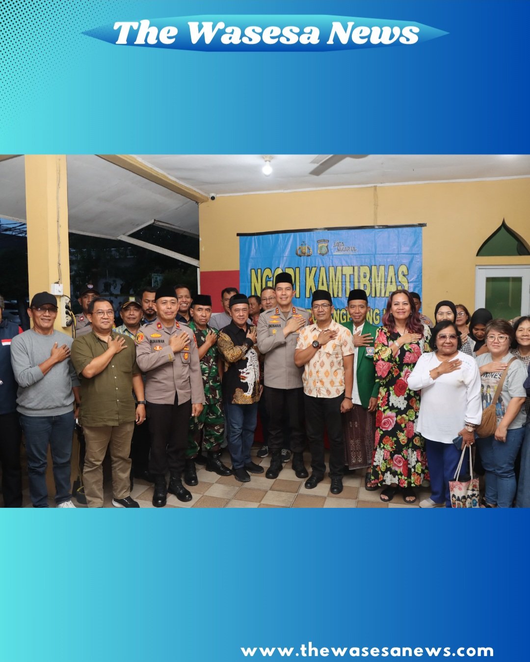 Wakapolres Metro Tangerang Kota AKBP Eko Bagus Riyadi saat memberikan kentongan kepada warga perumahan Simprug Poris Jaya dalam kegiatan Ngopi Kamtibmas Polres Tangerang untuk bahas keamanan. - thewasesanews.com