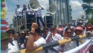 Puluhan ribu massa APDESI Jawa Barat memadati gerbang PT Pertiwi Lestari Karawang dalam aksi unjuk rasa menuntut keadilan bagi perangkat desa. - thewasesanews.com