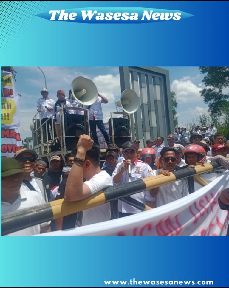 Puluhan ribu massa APDESI Jawa Barat memadati gerbang PT Pertiwi Lestari Karawang dalam aksi unjuk rasa menuntut keadilan bagi perangkat desa. - thewasesanews.com