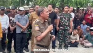 Bupati Halmahera Tengah Ikram Malan Sangadji saat merangkul warga Desa Banemo dalam upaya pemulihan pasca konflik demi kedamaian Bumi Fagogoru. - thewasesanews.com