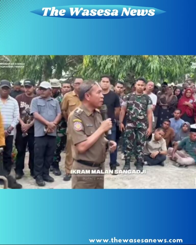 Bupati Halmahera Tengah Ikram Malan Sangadji saat merangkul warga Desa Banemo dalam upaya pemulihan pasca konflik demi kedamaian Bumi Fagogoru. - thewasesanews.com