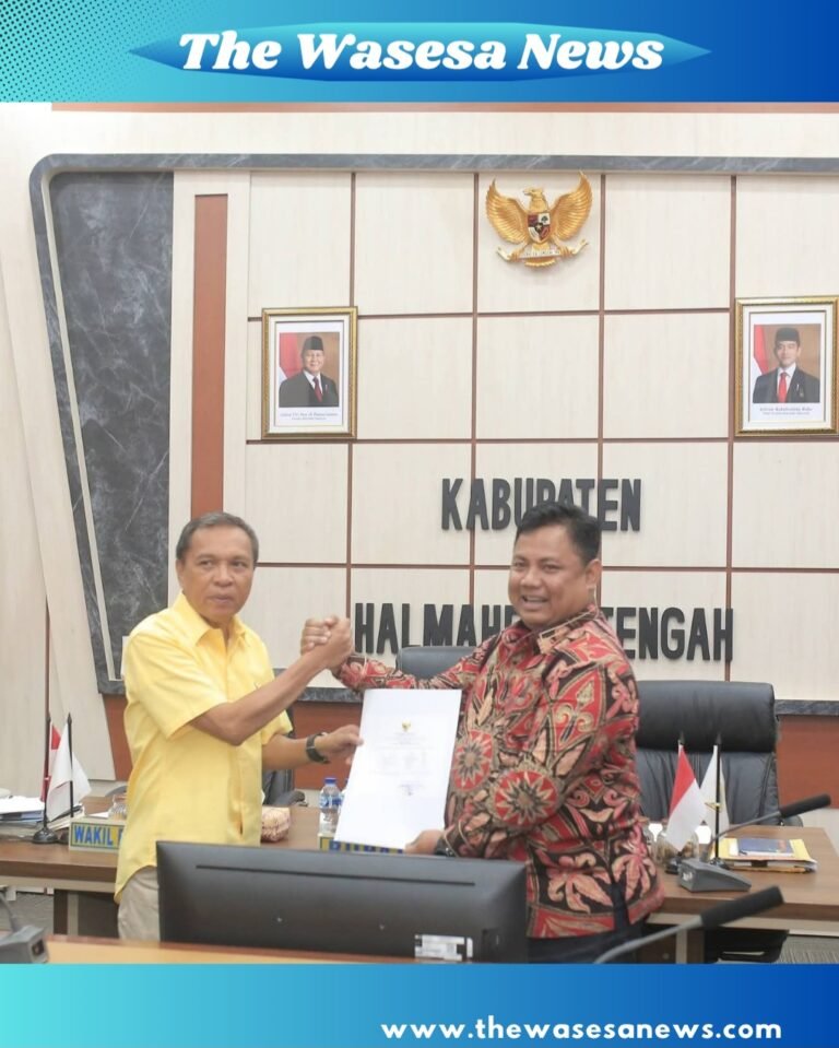 Bupati Ikram Malan Sangadji didampingi Wakil Bupati saat menyerahkan dokumen untuk memastikan LKPD Halteng Transparan BPK RI kepada tim pemeriksa. - thewasesanews.com