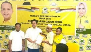Penyerahan berkas oleh tim LO saat Alien Mus Kembalikan Berkas Golkar kepada Steering Komite Musda di Sekretariat DPD Golkar Malut pada 10 April 2026 sore. - thewasesanews.com