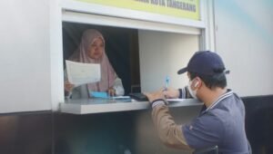 Suasana operasional BPN Kota Tangerang Layanan Drive Thru saat warga mengambil sertipikat tanah. - thewasesanews.com
