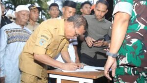 Bupati Halmahera Tengah Ikram Malan Sangadji saat memimpin prosesi saling memaafkan antara tokoh masyarakat Desa Sibenpopo dan Desa Banemo dalam bingkai Fagogoru. - thewasesanews.com