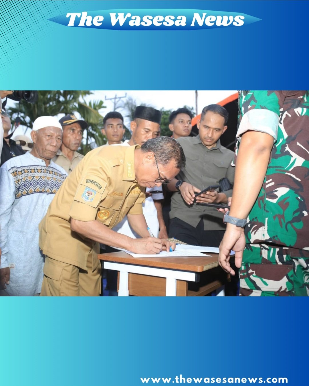 Bupati Halmahera Tengah Ikram Malan Sangadji saat memimpin prosesi saling memaafkan antara tokoh masyarakat Desa Sibenpopo dan Desa Banemo dalam bingkai Fagogoru. - thewasesanews.com