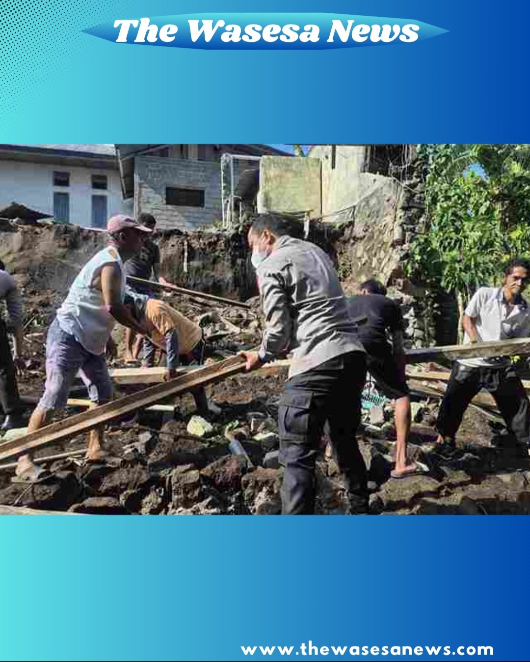 Kapolres Bitung AKBP Albert Zai bersama personel kepolisian membantu membersihkan puing rumah warga yang roboh pasca gempa Magnitudo 7,6. - thewasesanews.com