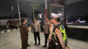 Personel Polres Metro Tangerang Kota sedang melakukan pemantauan stok BBM di salah satu SPBU strategis di Kota Tangerang. - thewasesanews.com