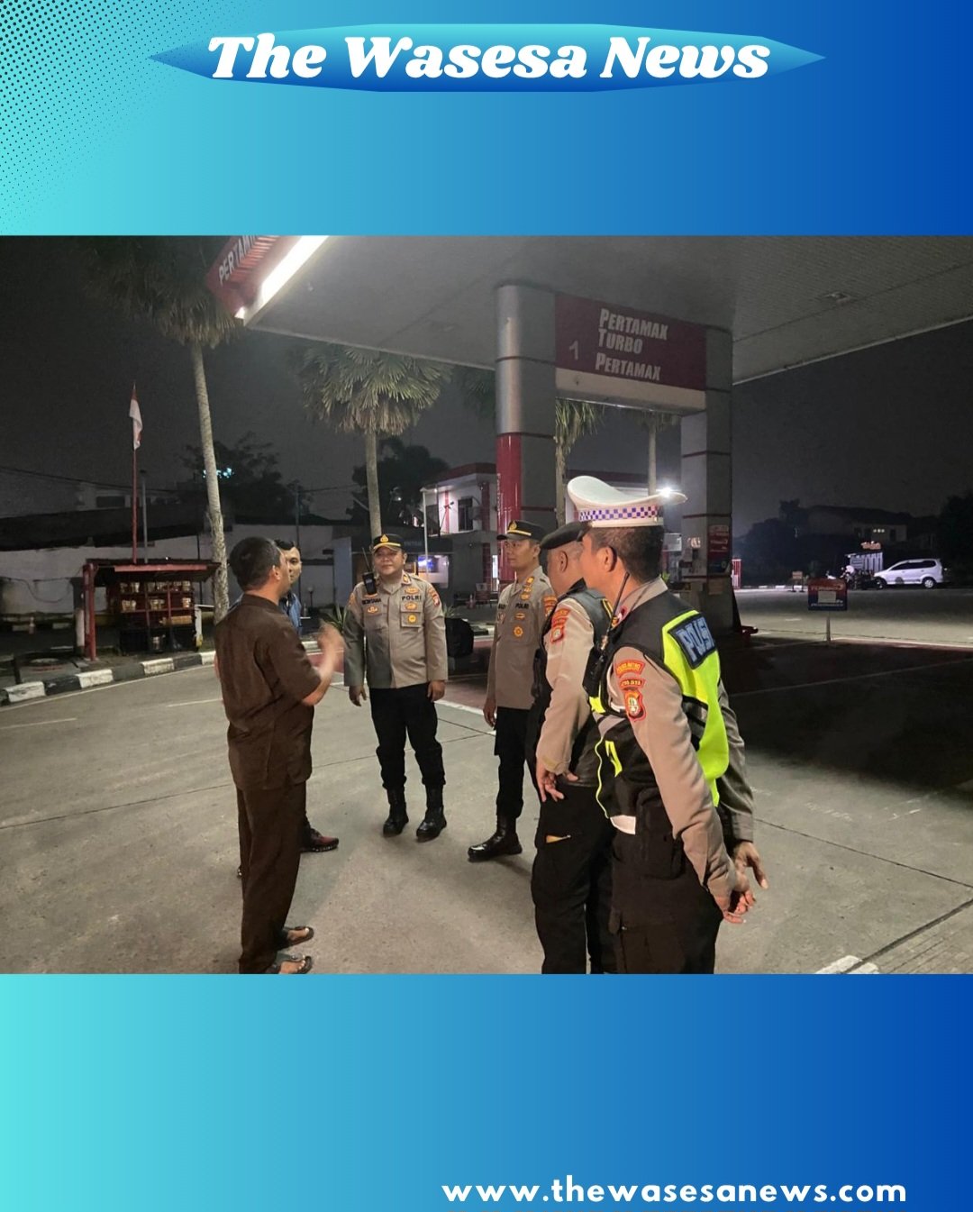 Personel Polres Metro Tangerang Kota sedang melakukan pemantauan stok BBM di salah satu SPBU strategis di Kota Tangerang. - thewasesanews.com