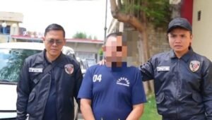Penyidik Unit II Tipidter Satreskrim Polresta Bandung saat menyerahkan tersangka AS dan barang bukti BBM subsidi kepada Jaksa di Kejari Kabupaten Bandung. - thewasesaness.com