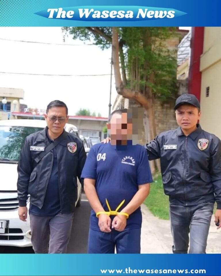 Penyidik Unit II Tipidter Satreskrim Polresta Bandung saat menyerahkan tersangka AS dan barang bukti BBM subsidi kepada Jaksa di Kejari Kabupaten Bandung. - thewasesaness.com