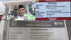 Ketua LSM-KCBI PC Bogor saat menyerahkan dokumen laporan dugaan korupsi proyek desa Jonggol ke Kejaksaan Negeri Kabupaten Bogor. - thewasesanews.com