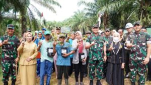 Pangdam I/Bukit Barisan Mayjen TNI Hendy Antariksa saat melakukan peletakan batu pertama pembangunan jembatan gantung di Desa Bela Rakyat, Langkat. - thewasesanews.com