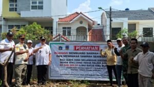 Lurah Pegadungan Anugerah S.S saat memberikan keterangan terkait pembersihan sampah liar oleh PPSU di Jalan Jambu Air Kalideres. - thewasesanews.com