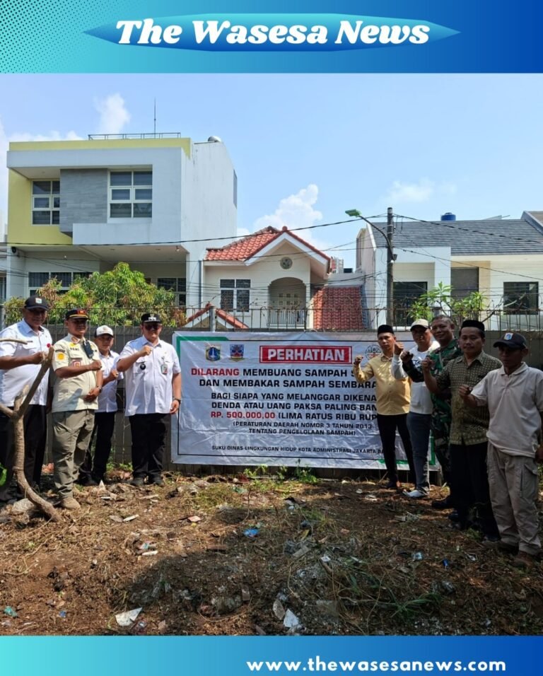 Lurah Pegadungan Anugerah S.S saat memberikan keterangan terkait pembersihan sampah liar oleh PPSU di Jalan Jambu Air Kalideres. - thewasesanews.com