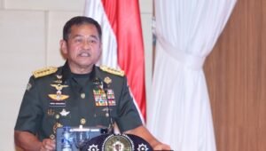 Potret Kasad Jenderal TNI Maruli Simanjuntak, M.Sc., saat berdiri di podium memberikan pembekalan strategis kepada peserta P3N Angkatan XXVII dan P4N Angkatan LXIX di Gedung Panca Gatra Lemhannas RI, Jakarta. - thewasesanews.com