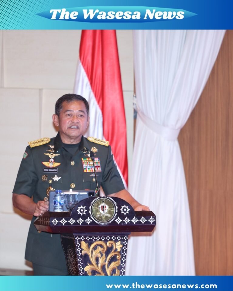 Potret Kasad Jenderal TNI Maruli Simanjuntak, M.Sc., saat berdiri di podium memberikan pembekalan strategis kepada peserta P3N Angkatan XXVII dan P4N Angkatan LXIX di Gedung Panca Gatra Lemhannas RI, Jakarta. - thewasesanews.com