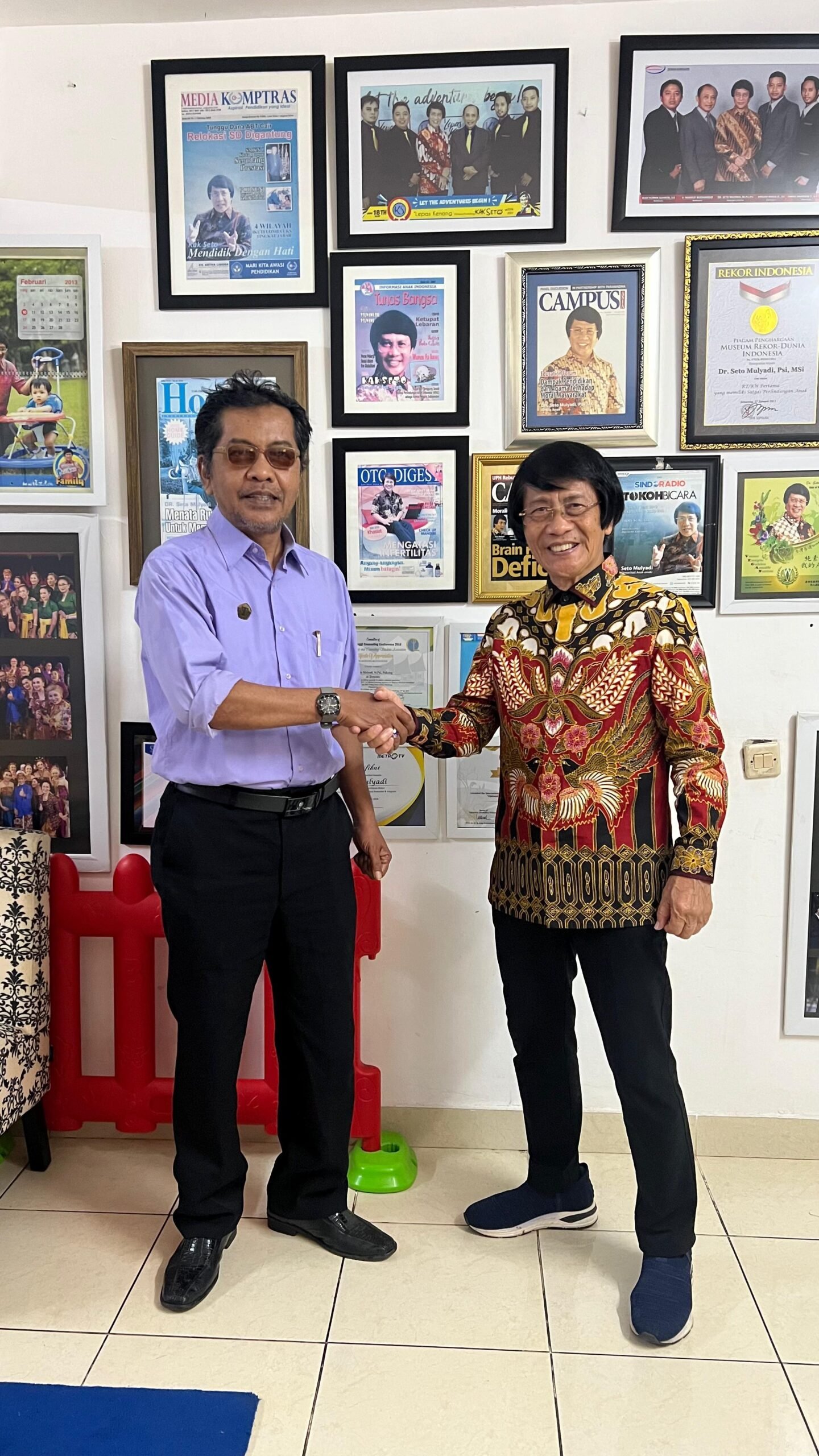 Prof. Dr. Seto Mulyadi saat menerima kunjungan tim investigasi DPP GAKORPAN dan LBH terkait kasus kekerasan anak di Pondok Pesantren Ar-Rofi Jagakarsa. - thewasesanews.com