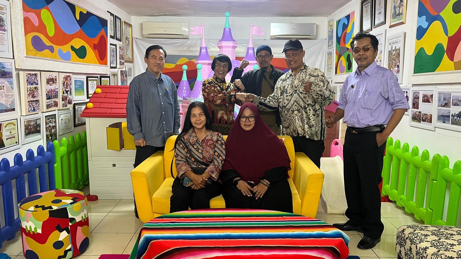 Prof. Dr. Seto Mulyadi saat menerima kunjungan tim investigasi DPP GAKORPAN dan LBH terkait kasus kekerasan anak di Pondok Pesantren Ar-Rofi Jagakarsa. - thewasesanews.com