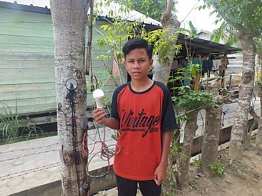 Naufal Raziq, seorang siswa SMP yang mampu menemukan sumber listrik sederhana hanya dari pohon untuk menerangi desanya yang selama ini gelap gulita. - thewasesanews.com