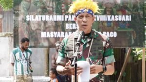 Pangdam XVIII Kasuari Mayjen TNI Christian Tehuteru saat disematkan mahkota Kasuari oleh Kepala Suku Lapago di Sowi Gunung Manokwari. - thewasesanews.com