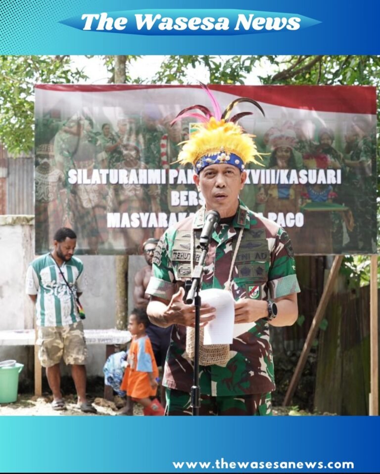 Pangdam XVIII Kasuari Mayjen TNI Christian Tehuteru saat disematkan mahkota Kasuari oleh Kepala Suku Lapago di Sowi Gunung Manokwari. - thewasesanews.com