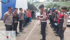 Tim Jihandak Brimob bersama personel Polres Metro Tangerang Kota melakukan penyisiran di area Altar Gereja Santo Agustinus. - thewasesanews.com
